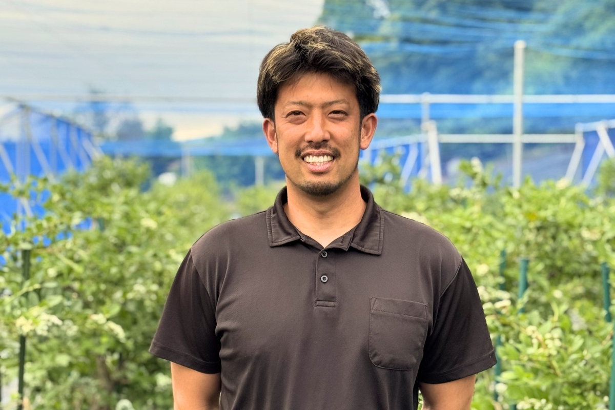 渡邊農園 代表 渡邊亮さん(ブルーベリー園にて)