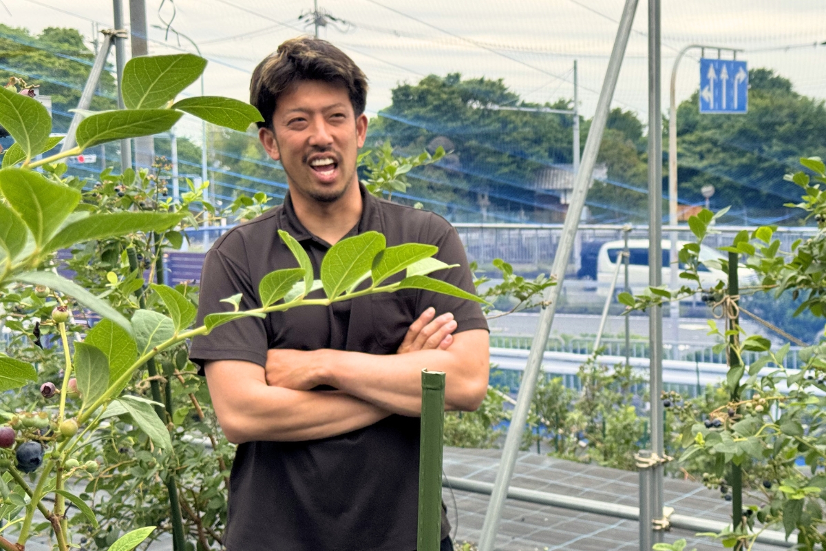 笑顔で取材に応じる渡邊亮さん
